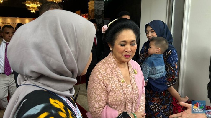 Titiek Soeharto usai menghadiri Sidang Pengucapan Sumpah Janji Anggota DPR/DPD/MPR 2024-2029 pada Selasa (1/10/2024). (CNBC Indonesia/Zefanya Aprilia)