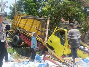 KA Pandalungan Tabrak Truk Angkut Pakan Ayam di Probolinggo