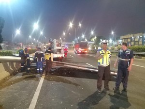 Truk Tangki Tabrak Rambu hingga Pembatas Jalan di Tol JORR Pagi Ini