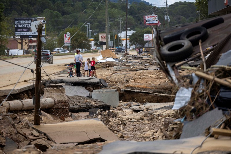 Pemandangan drone menunjukkan kerusakan pada Rute AS 64, menyusul berlalunya Badai Helene, Bat Cave, North Carolina, AS, 30 September 2024. Pemandangan drone menunjukkan kerusakan pada Rute AS 64, menyusul berlalunya Badai Helene, Bat Cave, North Carolina, AS, 30 September 2024. (REUTERS/Marco Bello)