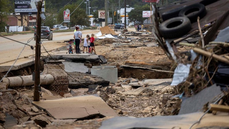 Pemandangan drone menunjukkan kerusakan pada Rute AS 64, menyusul berlalunya Badai Helene, Bat Cave, North Carolina, AS, 30 September 2024. (REUTERS/Marco Bello)