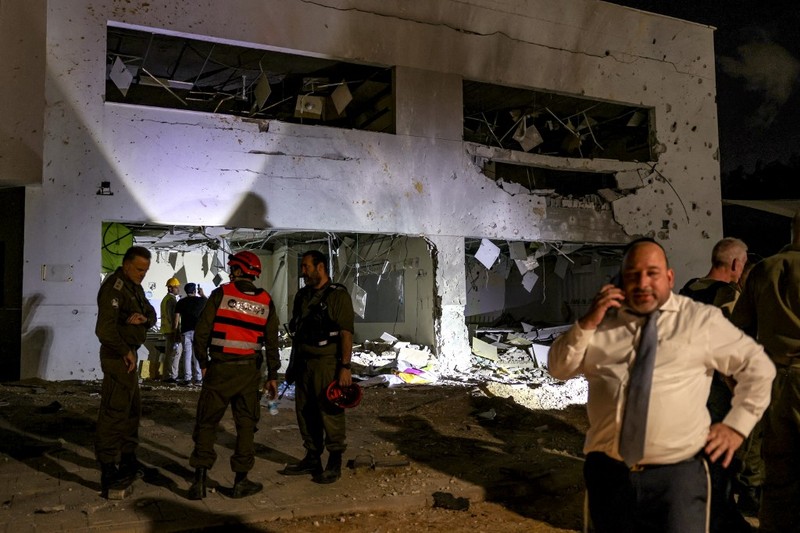 Anggota pasukan penyelamat Israel memeriksa lokasi di mana rudal yang ditembakkan dari Iran ke Israel menghantam gedung sekolah, di Israel tengah, 1 Oktober 2024. Anggota pasukan penyelamat Israel memeriksa lokasi di mana rudal yang ditembakkan dari Iran ke Israel menghantam gedung sekolah, di Israel tengah, 1 Oktober 2024. (REUTERS/Amir Cohen)