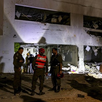 Lubang Besar Menganga, Potret Israel Dibombardir 200 Rudal Iran