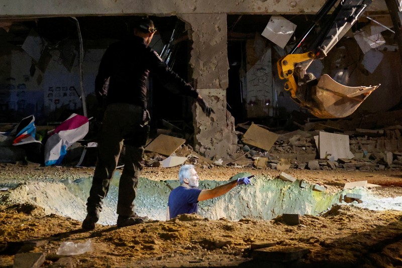 Warga Palestina menyelidiki proyektil, setelah Iran menembakkan salvo rudal balistik, di Tubas, di Tepi Barat yang diduduki Israel, 1 Oktober 2024. (REUTERS/Raneen Sawafta) Warga Palestina menyelidiki proyektil, setelah Iran menembakkan salvo rudal balistik, di Tubas, di Tepi Barat yang diduduki Israel, 1 Oktober 2024. (REUTERS/Raneen Sawafta)