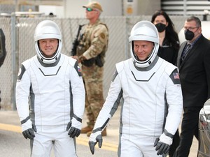 Astronaut Jemput Rekan yang Terdampar di Ruang Angkasa, Pulang Tahun Depan