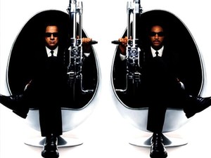 Sinopsis Men In Black 2: Berhasilkah Duo Jay dan Kay Melawan Serleena?