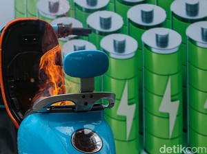 Ngeri! Motor Listrik Tiba-tiba Terbakar di Garasi, Merambat ke Mobil