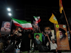 Warga Iran Suka Cita Sambut Serangan Rudal Balistik ke Israel