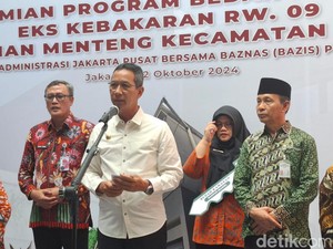 Heru Budi Serahkan 20 Kunci Rumah Korban Kebakaran di Menteng Jakpus