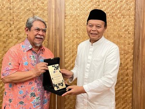 Hidayat Nur Wahid Diberi Penghargaan Legislator Negarawan