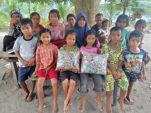 Ipda Edwin Ajarkan Anak Pulau Manipa Maluku Kelola Sampah Jadi Eco Pillow