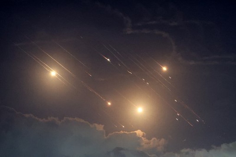 Sistem antirudal Iron Dome Israel mencegat roket setelah Iran menembakkan salvo rudal balistik, seperti yang terlihat dari Ashkelon, Israel, 1 Oktober 2024. (REUTERS/Amir Cohen)