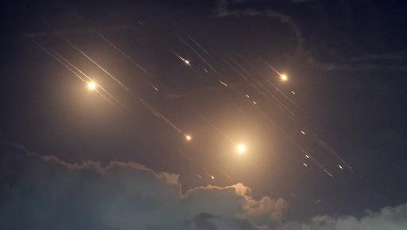 Sistem antirudal Iron Dome Israel mencegat roket setelah Iran menembakkan salvo rudal balistik, seperti yang terlihat dari Ashkelon, Israel, 1 Oktober 2024. (REUTERS/Amir Cohen)