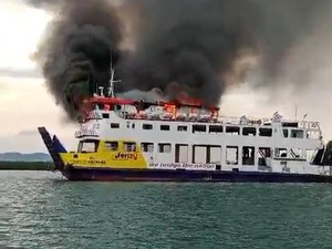 14 ABK Kapal Roro yang Terbakar di Perairan Tanjung Kasam Batam Dievakuasi