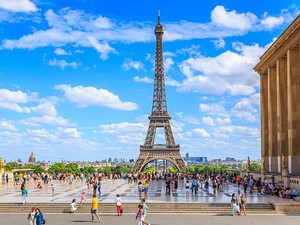 Menara Eiffel Ditutup gegara Aksi Protes Pemindahan Staf Perempuan