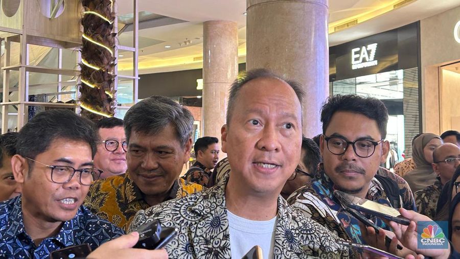 Menperin Agus Gumiwang Kartasasmita usai menghadiri  acara peringatan Hari Batik Nasional (HBN) ke-15 Tahun 2024 di Jakarta, Rabu (2/10/2024). (CNBC Indonesia/Martyasari Rizky)