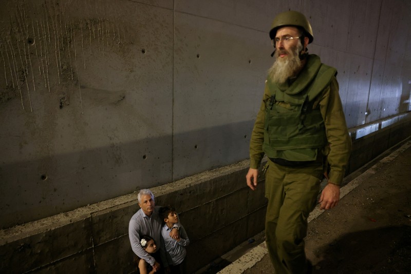 Orang-orang berlari, setelah Iran menembakkan salvo rudal balistik, di tengah permusuhan lintas perbatasan antara Hizbullah dan Israel, dekat Tel Aviv, Israel, 1 Oktober 2024. Orang-orang berlari, setelah Iran menembakkan salvo rudal balistik, di tengah permusuhan lintas perbatasan antara Hizbullah dan Israel, dekat Tel Aviv, Israel, 1 Oktober 2024. (REUTERS/Ammar Awad)