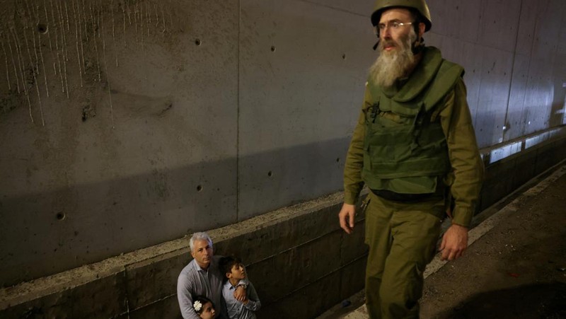 Orang-orang berlari, setelah Iran menembakkan salvo rudal balistik, di tengah permusuhan lintas perbatasan antara Hizbullah dan Israel, dekat Tel Aviv, Israel, 1 Oktober 2024. (REUTERS/Ammar Awad)