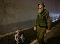 Potret Kepanikan Warga Israel Berlindung Saat Dihujani Rudal Iran
