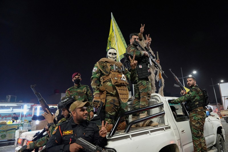 Warga Iran merayakan di jalan setelah serangan IRGC terhadap Israel, di Teheran, Iran, 1 Oktober 2024. (Majid Asgaripour/WANA (West Asia News Agency) via REUTERS)