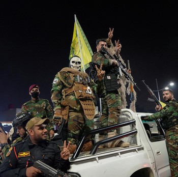 Warga & Pasukan Iran Turun ke Jalan, Rayakan 200 Rudal Serang Israel