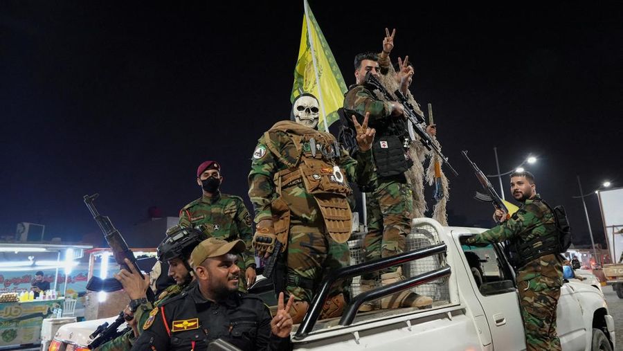 Warga Iran merayakan di jalan setelah serangan IRGC terhadap Israel, di Teheran, Iran, 1 Oktober 2024. (Majid Asgaripour/WANA (West Asia News Agency) via REUTERS)