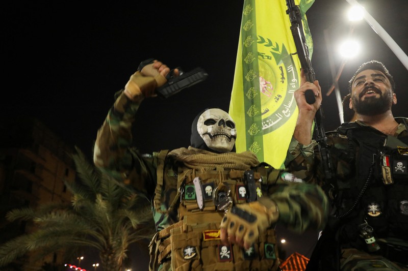 Warga Iran merayakan di jalan setelah serangan IRGC terhadap Israel, di Teheran, Iran, 1 Oktober 2024. (Majid Asgaripour/WANA (West Asia News Agency) via REUTERS)