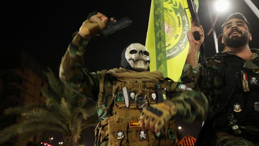 Pejuang kelompok Syiah yang didukung Iran merayakan di jalan, setelah serangan IRGC terhadap Israel, di Basra, Irak, 1 Oktober 2024. (REUTERS/Mohammed Aty)