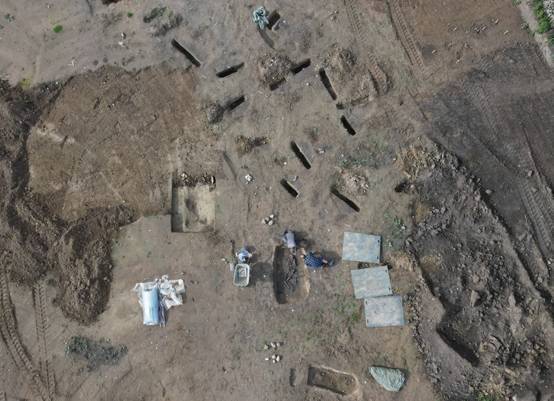 Para arkeolog menggali kerangka di sebuah lubang di situs pemakaman zaman Viking di desa Aasum, Denmark, 25 September 2024. Para arkeolog menggali kerangka di sebuah lubang di situs pemakaman zaman Viking di desa Aasum, Denmark, 25 September 2024. (REUTERS/Tom Little)