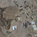 Pemandangan drone menunjukkan para arkeolog sedang mengerjakan penggalian di situs pemakaman zaman Viking yang ditemukan di desa Aasum, Denmark, 25 September 2024. (REUTERS/Tom Little)
