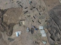 Pemandangan drone menunjukkan para arkeolog sedang mengerjakan penggalian di situs pemakaman zaman Viking yang ditemukan di desa Aasum, Denmark, 25 September 2024. (REUTERS/Tom Little)