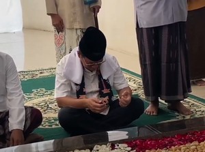 Video: Momen Pramono Ziarah ke Makam KH Zainuddin MZ