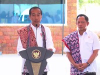 Jokowi Injakkan Kaki ke Alor, Cek Pasar Sampai Sekolah