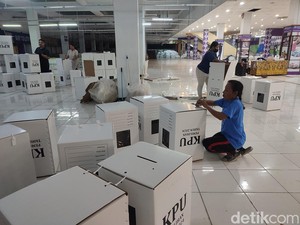 Cerita Putu Sri, Cari Cuan Jadi Perakit Kotak Suara di Tabanan