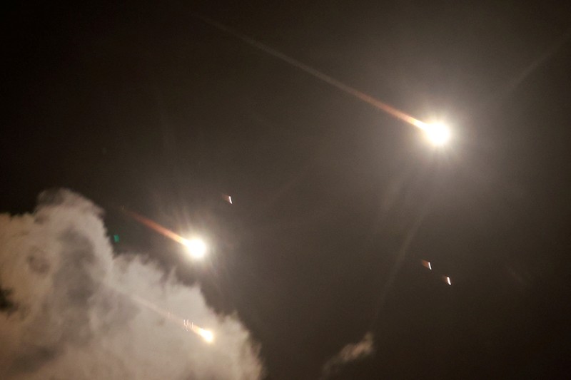 Sistem antirudal Iron Dome Israel mencegat roket setelah Iran menembakkan salvo rudal balistik, seperti yang terlihat dari Ashkelon, Israel, 1 Oktober 2024. Sistem antirudal Iron Dome Israel mencegat roket setelah Iran menembakkan salvo rudal balistik, seperti yang terlihat dari Ashkelon, Israel, 1 Oktober 2024. (REUTERS/Amir Cohen)