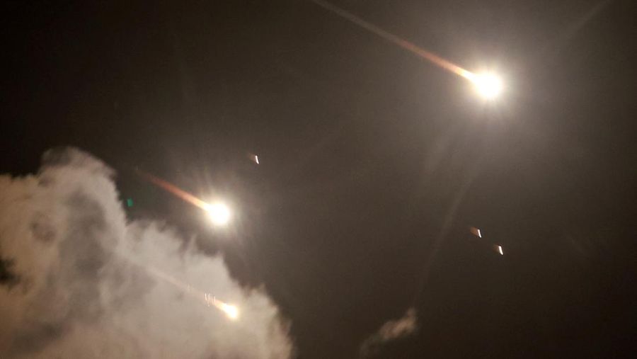 Roket terbang di langit setelah Iran menembakkan salvo rudal balistik, di tengah permusuhan lintas perbatasan antara Hizbullah dan Israel, seperti yang terlihat dari Tel Aviv, Israel, 1 Oktober 2024. (REUTERS/Ammar Awad)