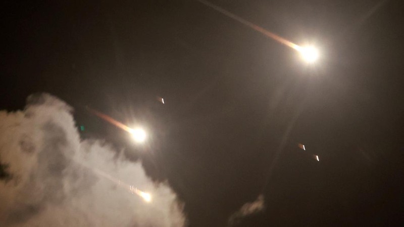 Sistem antirudal Iron Dome Israel mencegat roket setelah Iran menembakkan salvo rudal balistik, seperti yang terlihat dari Ashkelon, Israel, 1 Oktober 2024. (REUTERS/Amir Cohen)