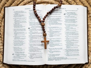 Susunan Doa Rosario Hari Minggu, 25 Mei 2025: Peristiwa Mulia