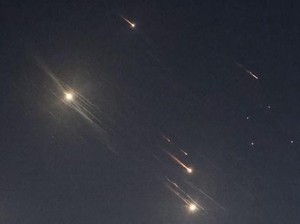 Iran Tembakkan Puluhan Rudal ke Tel Aviv, Sirine Meraung di Israel