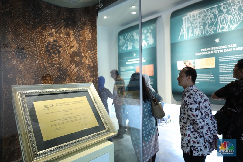 Suasana saat peringatan dalam rangka Hari Batik Nasional di Taman Mini Indonesia Indah (TMII), Jakarta, Rabu (2/10/2024). (CNBC Indonesia/Tri Susilo) Suasana saat peringatan dalam rangka Hari Batik Nasional di Taman Mini Indonesia Indah (TMII), Jakarta, Rabu (2/10/2024). (CNBC Indonesia/Tri Susilo)