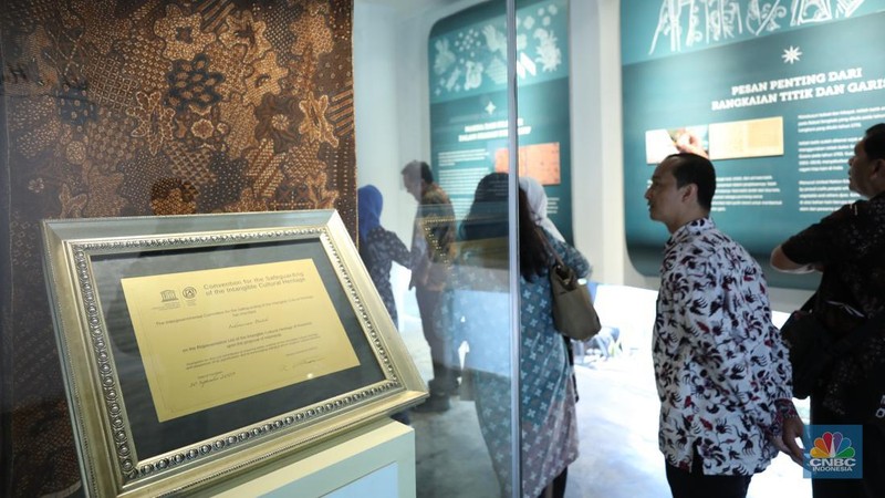 Suasana saat peringatan dalam rangka Hari Batik Nasional di Taman Mini Indonesia Indah (TMII), Jakarta, Rabu (2/10/2024). (CNBC Indonesia/Tri Susilo)