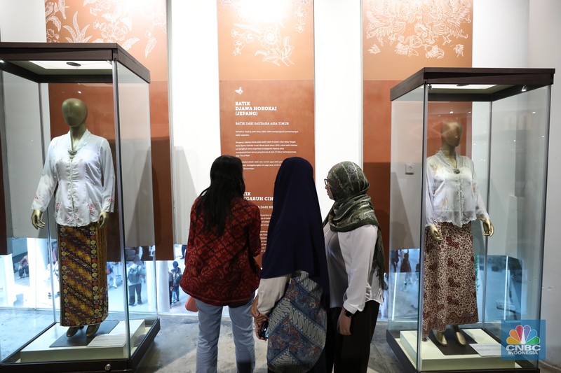 Suasana saat peringatan dalam rangka Hari Batik Nasional di Taman Mini Indonesia Indah (TMII), Jakarta, Rabu (2/10/2024). (CNBC Indonesia/Tri Susilo) Suasana saat peringatan dalam rangka Hari Batik Nasional di Taman Mini Indonesia Indah (TMII), Jakarta, Rabu (2/10/2024). (CNBC Indonesia/Tri Susilo)