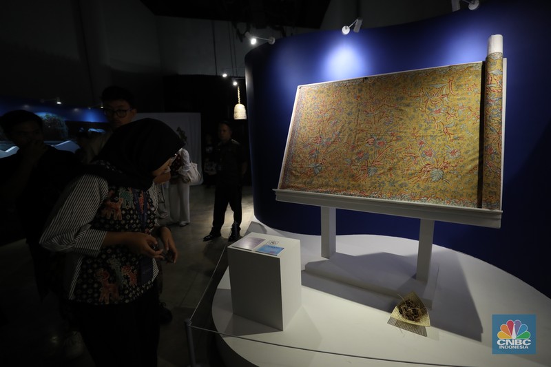 Suasana saat peringatan dalam rangka Hari Batik Nasional di Taman Mini Indonesia Indah (TMII), Jakarta, Rabu (2/10/2024). (CNBC Indonesia/Tri Susilo) Suasana saat peringatan dalam rangka Hari Batik Nasional di Taman Mini Indonesia Indah (TMII), Jakarta, Rabu (2/10/2024). (CNBC Indonesia/Tri Susilo)
