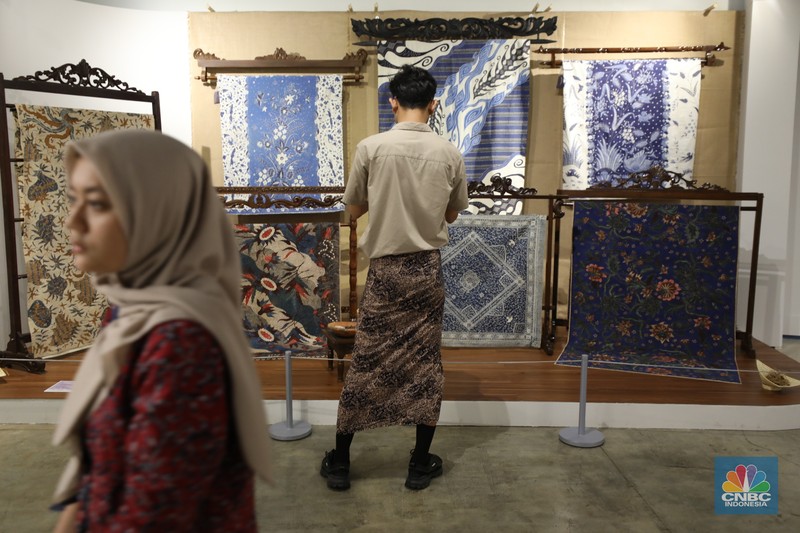 Suasana saat peringatan dalam rangka Hari Batik Nasional di Taman Mini Indonesia Indah (TMII), Jakarta, Rabu (2/10/2024). (CNBC Indonesia/Tri Susilo) Suasana saat peringatan dalam rangka Hari Batik Nasional di Taman Mini Indonesia Indah (TMII), Jakarta, Rabu (2/10/2024). (CNBC Indonesia/Tri Susilo)