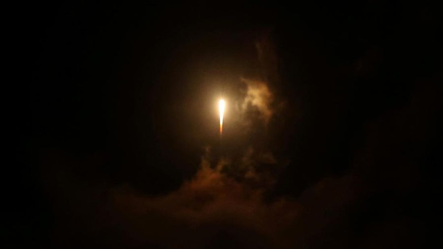 Sebuah roket terbang di langit setelah Iran menembakkan salvo rudal balistik, di tengah permusuhan lintas perbatasan antara Hizbullah dan Israel, di Israel tengah, 1 Oktober 2024. (REUTERS/Ronen Zvulun)