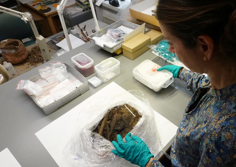 Para arkeolog menggali kerangka di sebuah lubang di situs pemakaman zaman Viking di desa Aasum, Denmark, 25 September 2024. Para arkeolog menggali kerangka di sebuah lubang di situs pemakaman zaman Viking di desa Aasum, Denmark, 25 September 2024. (REUTERS/Tom Little)