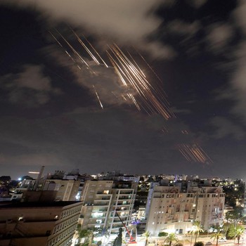Detik-Detik Iran Hujani Israel Ratusan Rudal, Begini Penampakannya