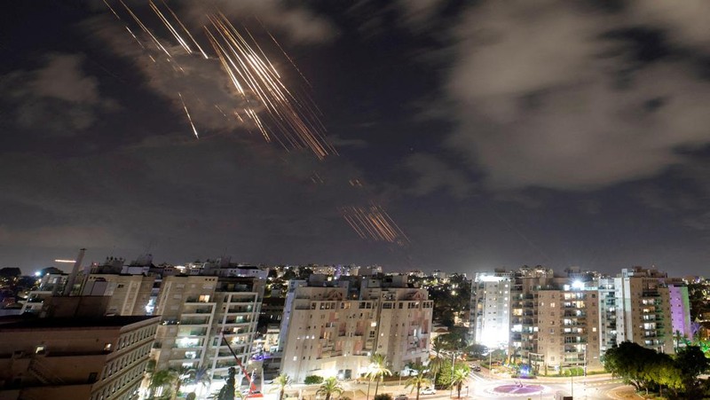 Orang-orang berlari, setelah Iran menembakkan salvo rudal balistik, di tengah permusuhan lintas perbatasan antara Hizbullah dan Israel, dekat Tel Aviv, Israel, 1 Oktober 2024. (REUTERS/Ammar Awad)