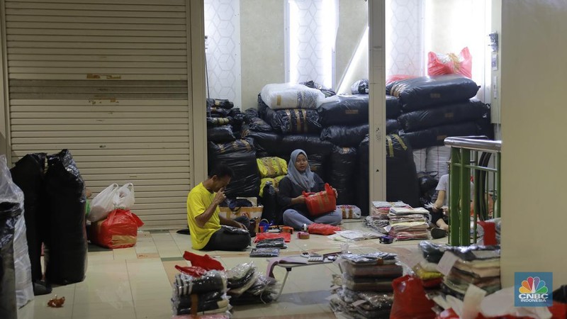 Suasana akitvitas penjualan di Pasar Tanah Abang, Jakarta, Rabu (2/10/2024). (CNBC Indonesia/Muhammad Sabki)