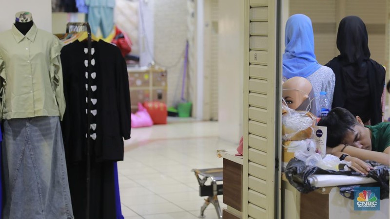 Suasana akitvitas penjualan di Pasar Tanah Abang, Jakarta, Rabu (2/10/2024). (CNBC Indonesia/Muhammad Sabki)